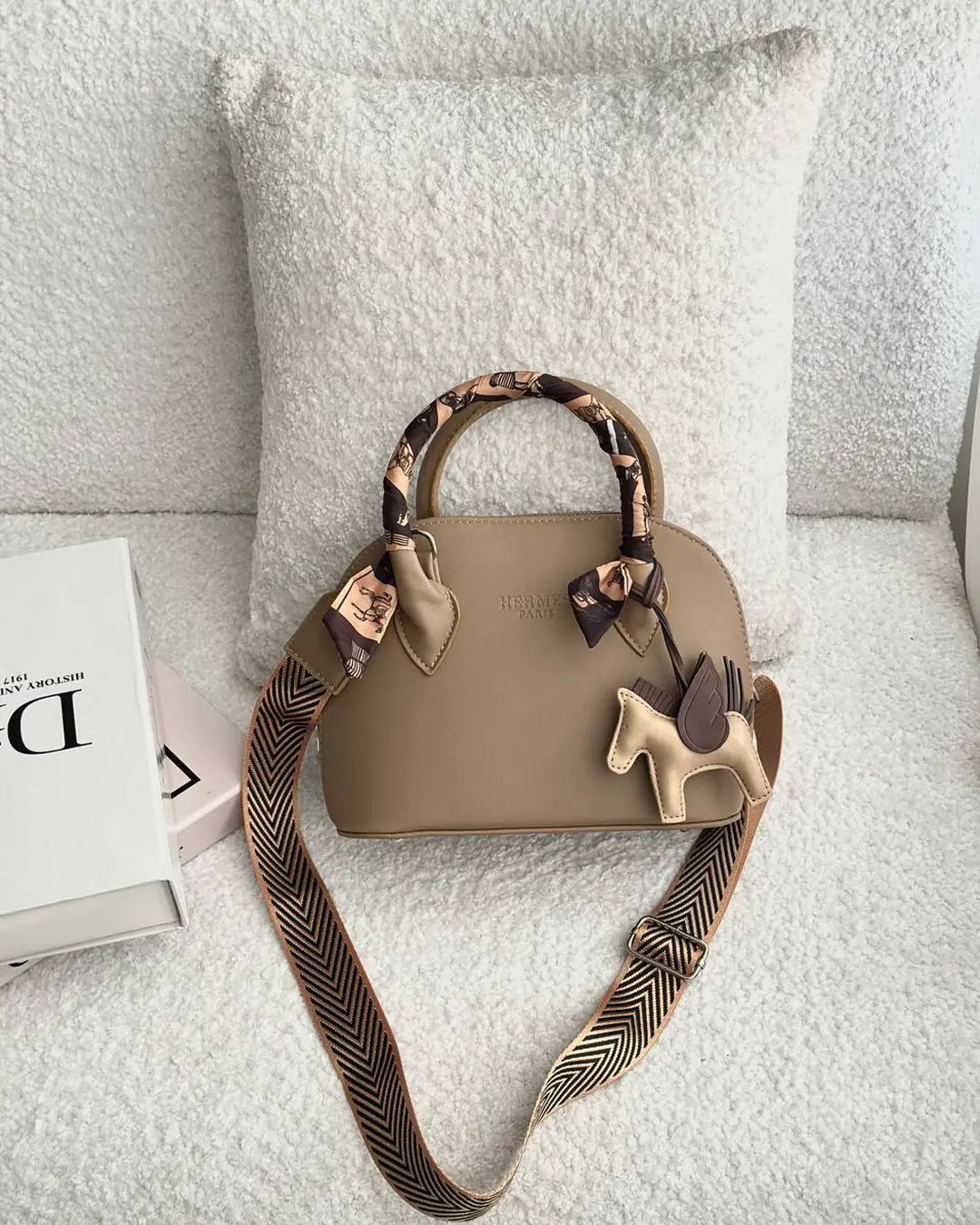 کیف زنانه هلالی هرمس Hermes